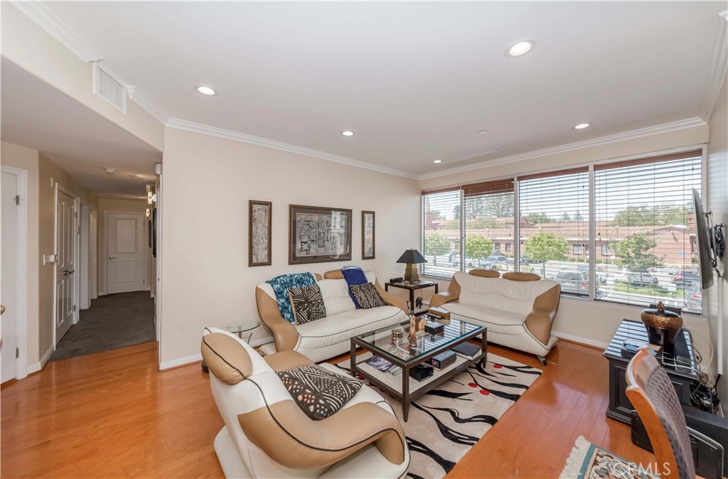 4821 Bakman Avenue 206