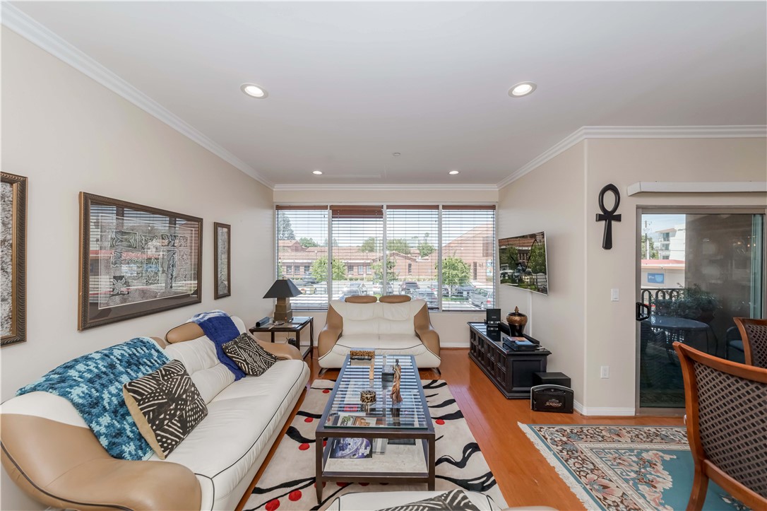 4821 Bakman Avenue 206