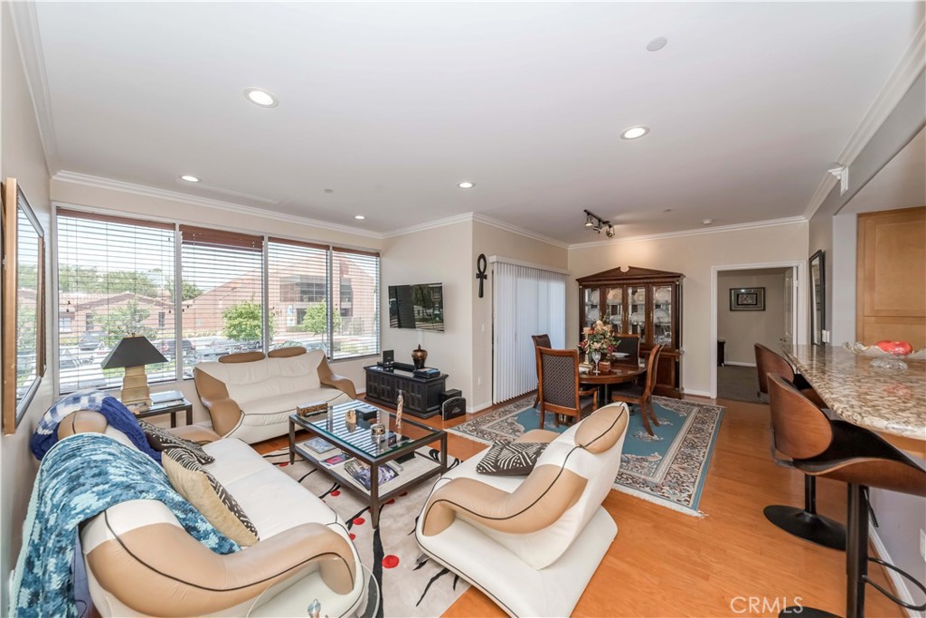 4821 Bakman Avenue 206