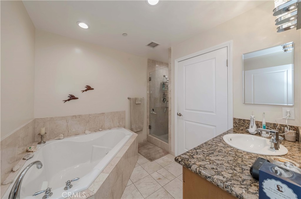 4821 Bakman Avenue 206