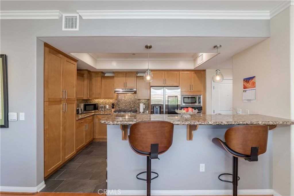 4821 Bakman Avenue 206