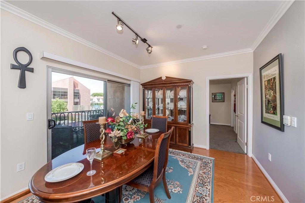 4821 Bakman Avenue 206