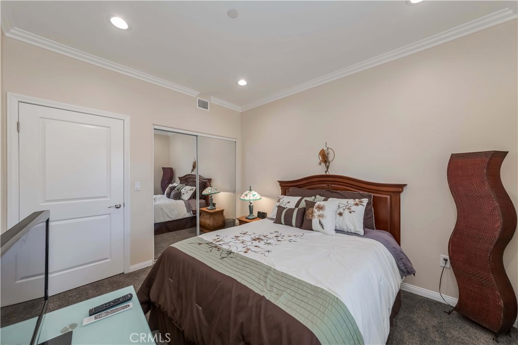 4821 Bakman Avenue 206