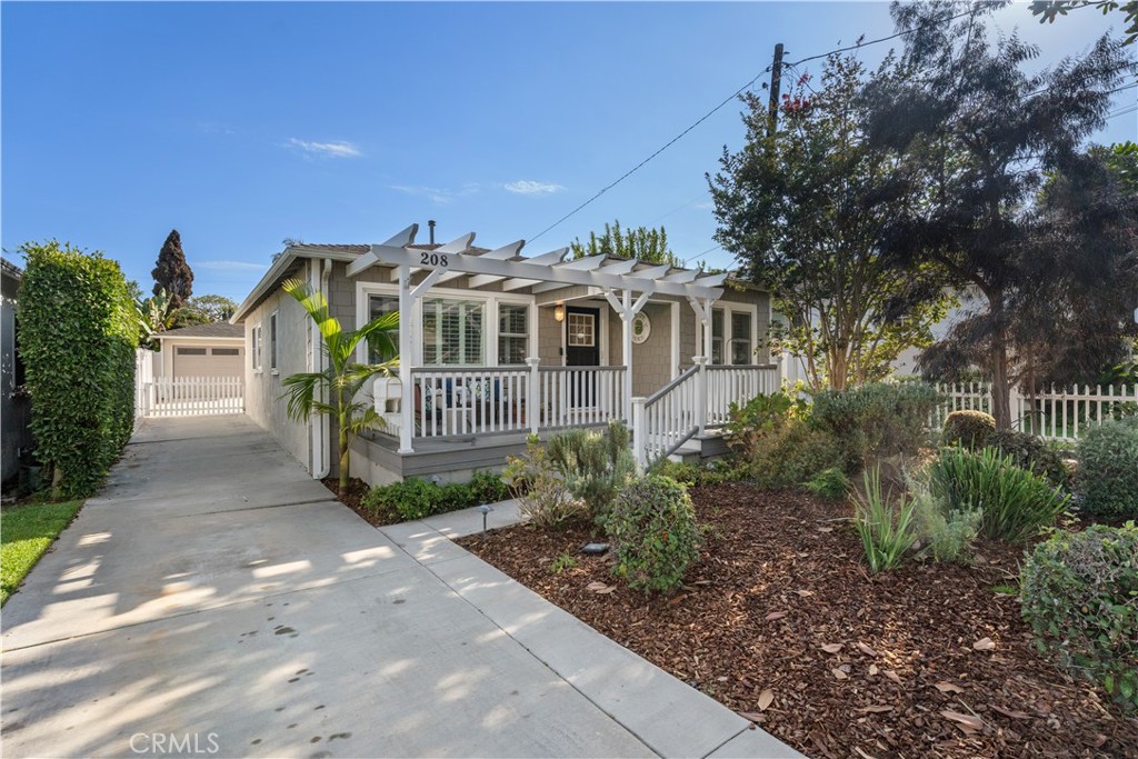 208 W Walnut Avenue