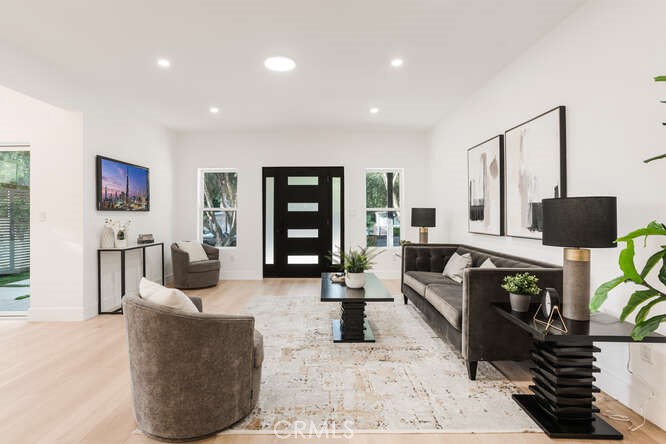 22300 Avenue San Luis