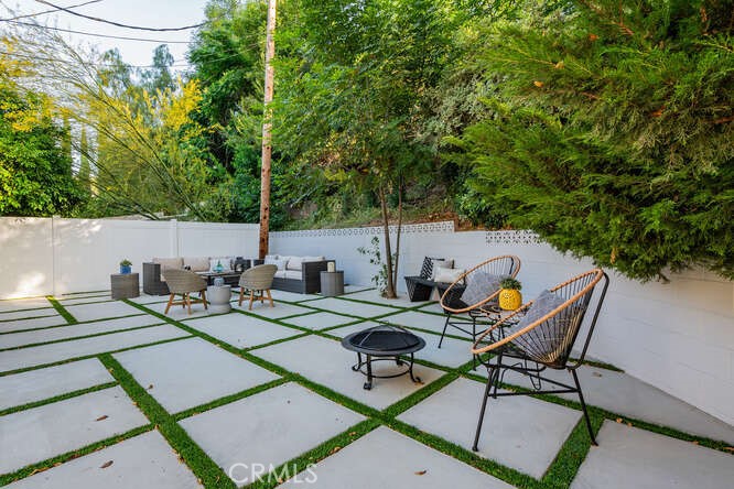 22300 Avenue San Luis