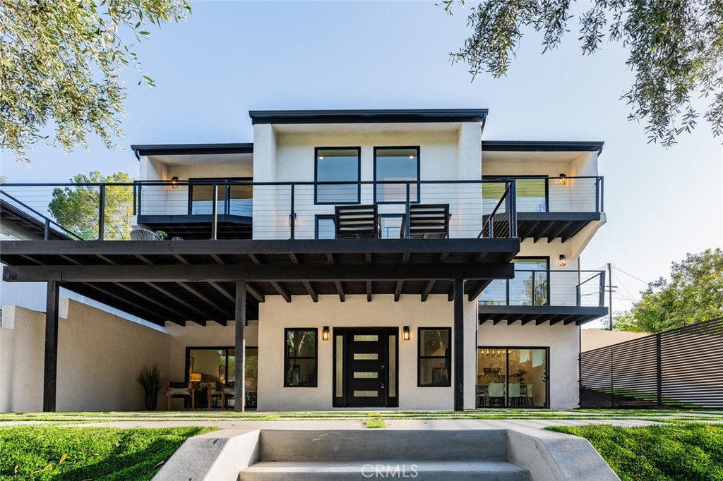 22300 Avenue San Luis