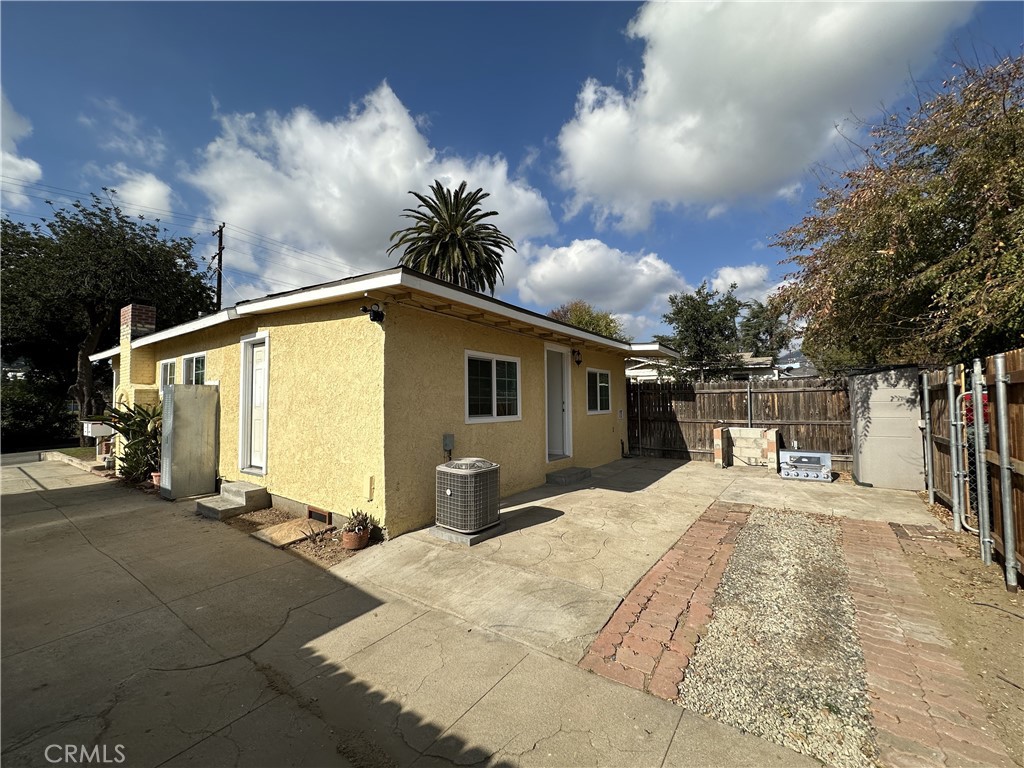 2074 Casitas Avenue