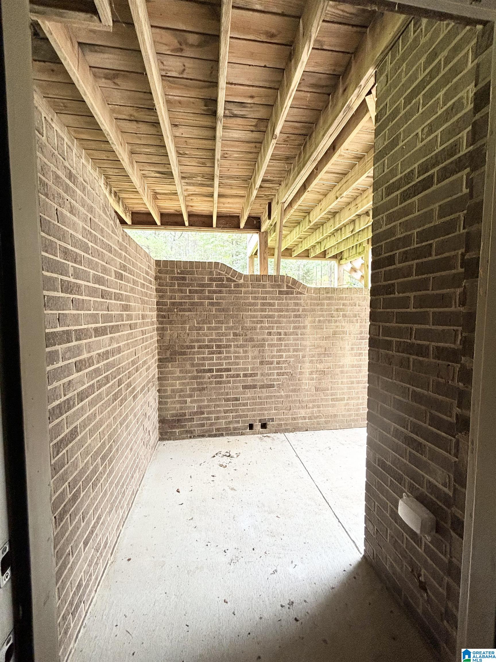 601 EMERALD TRACE