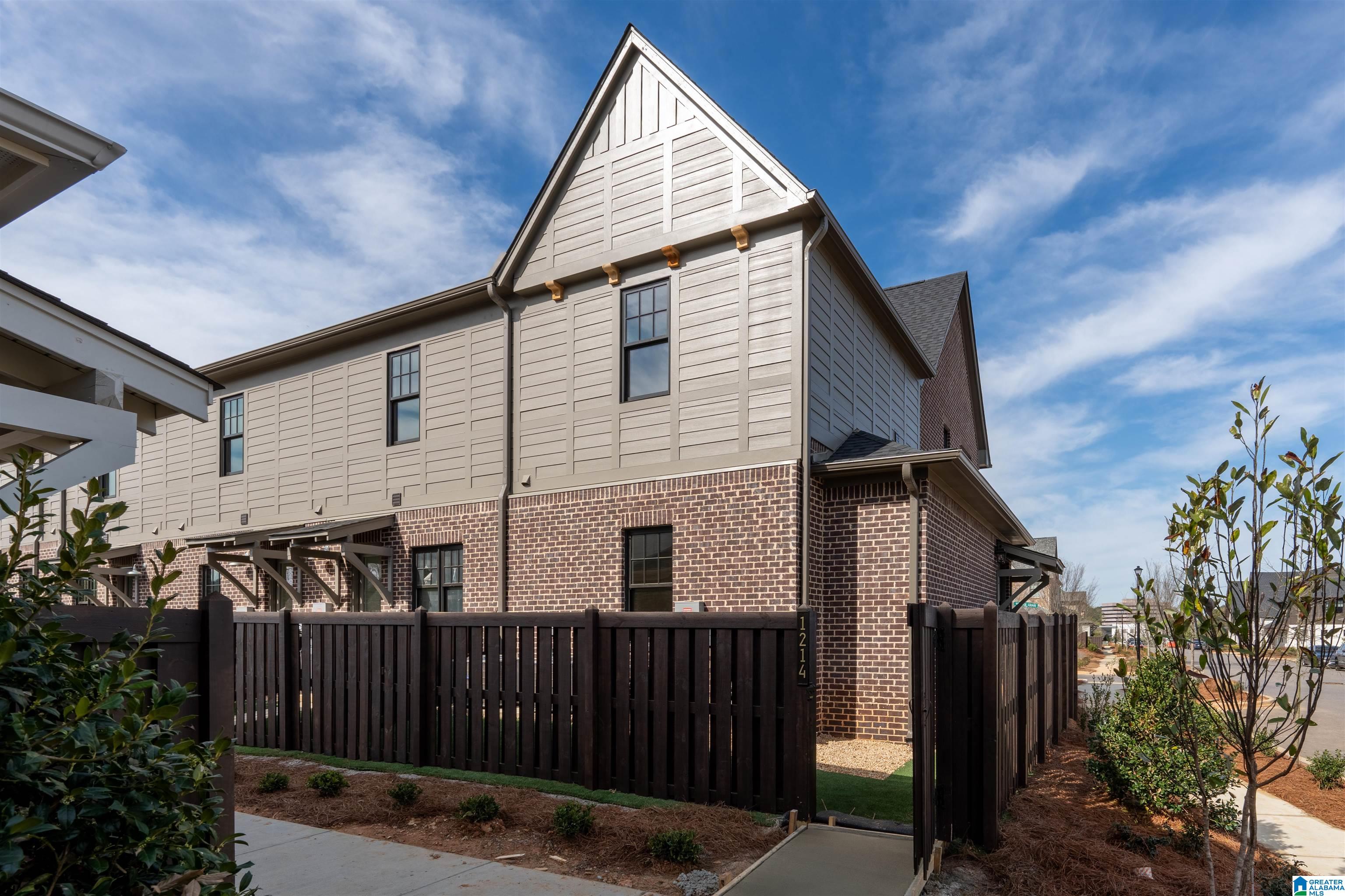 1214 WINDSOR SQUARE