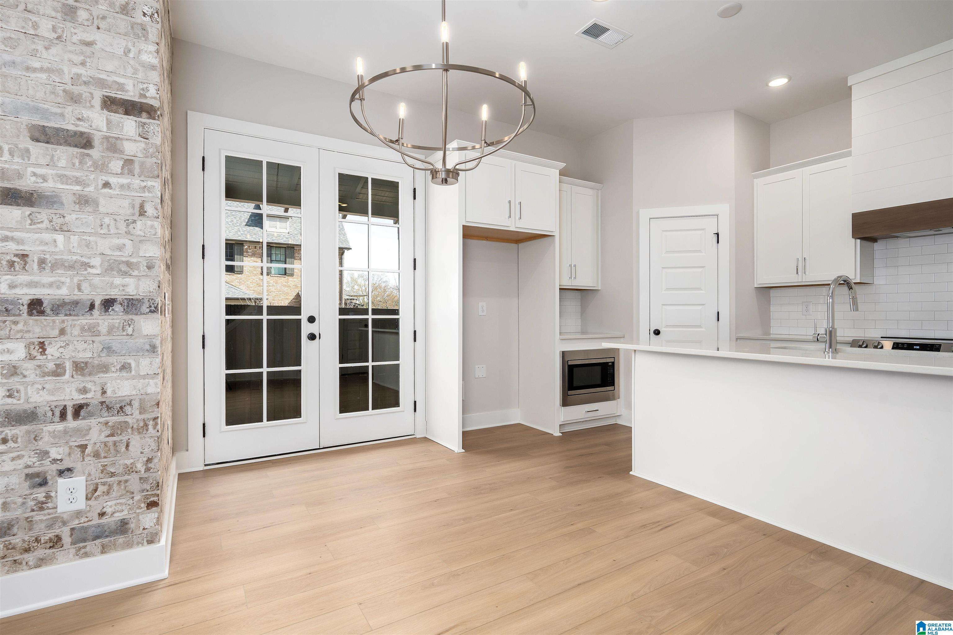1214 WINDSOR SQUARE