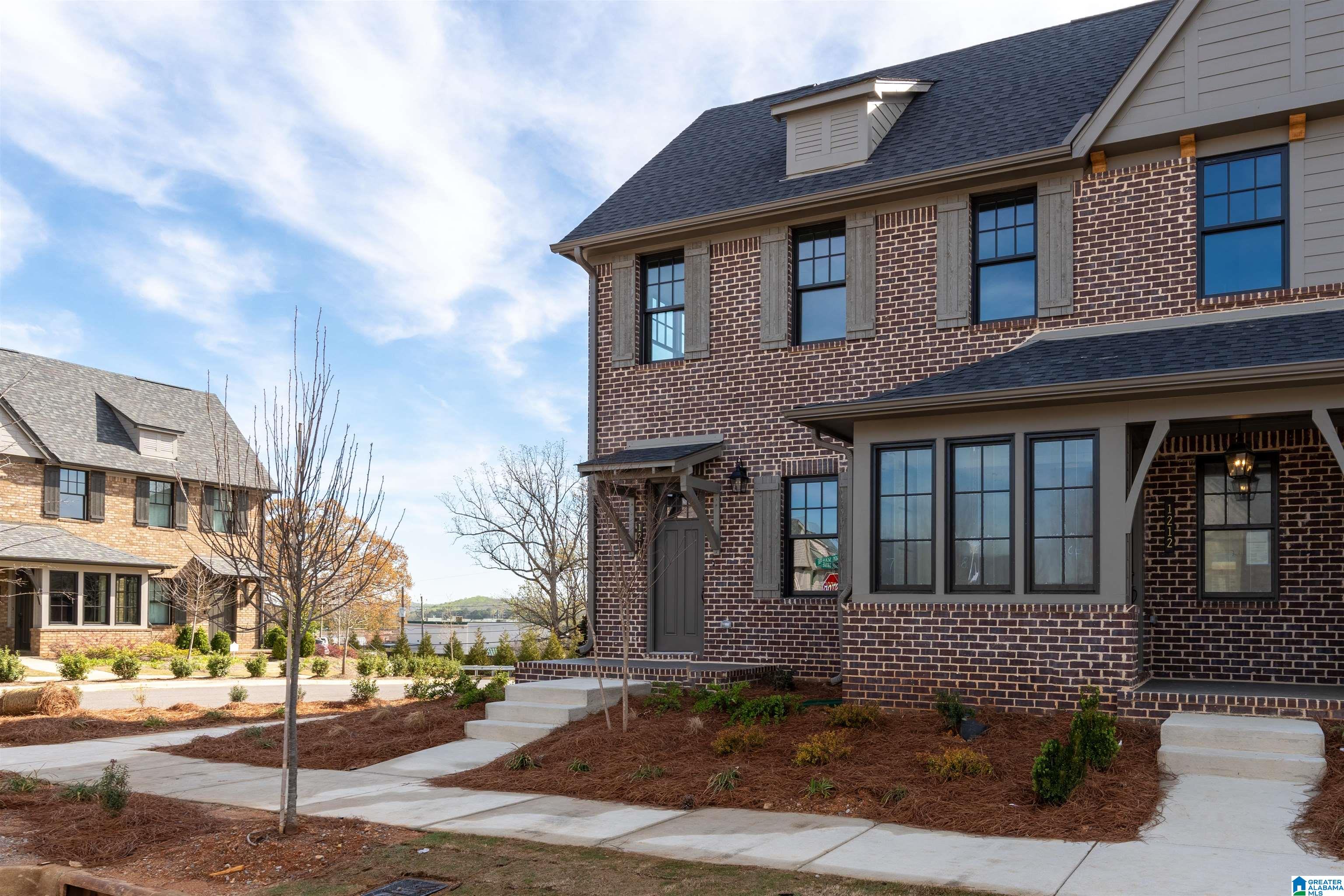 1214 WINDSOR SQUARE