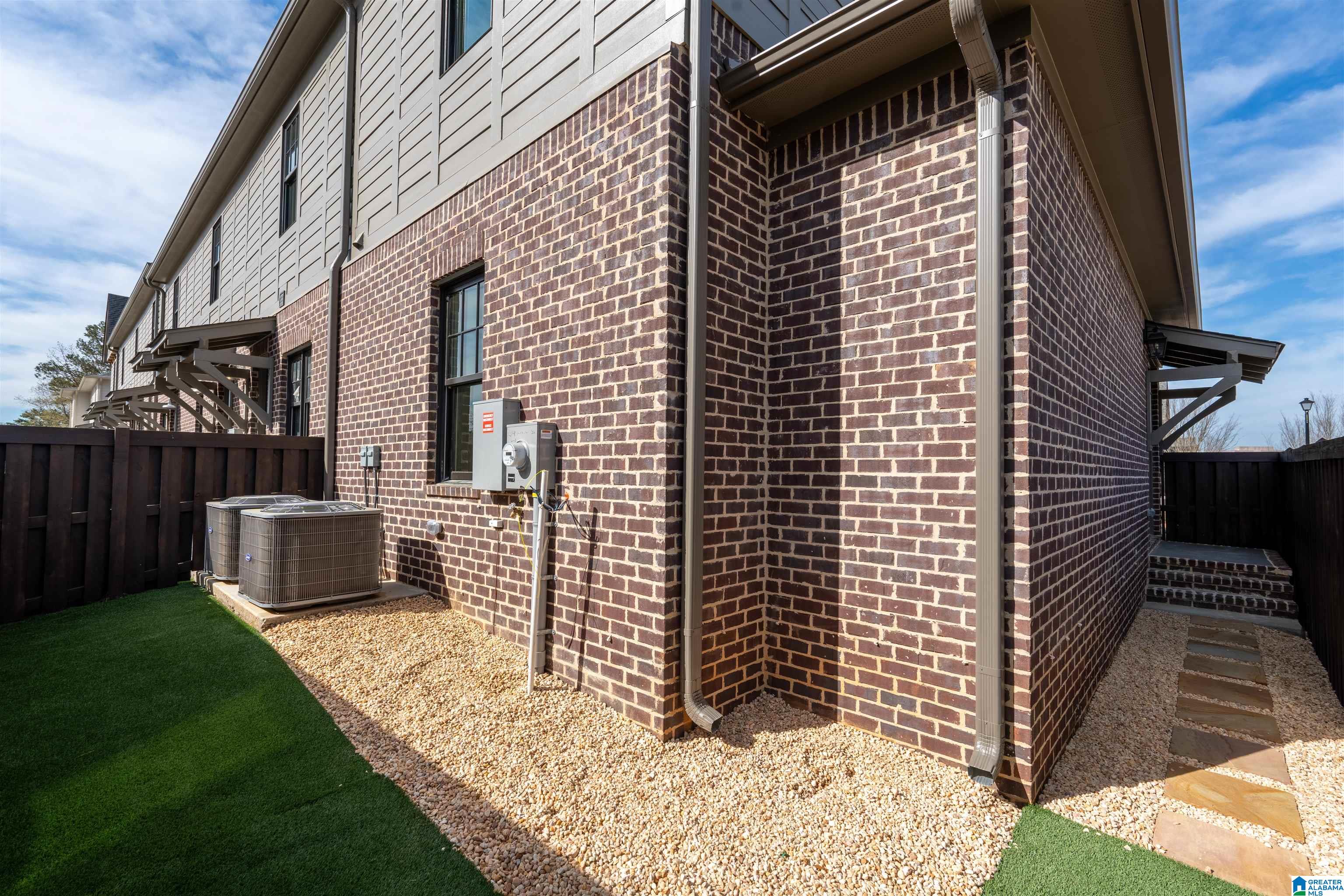 1214 WINDSOR SQUARE
