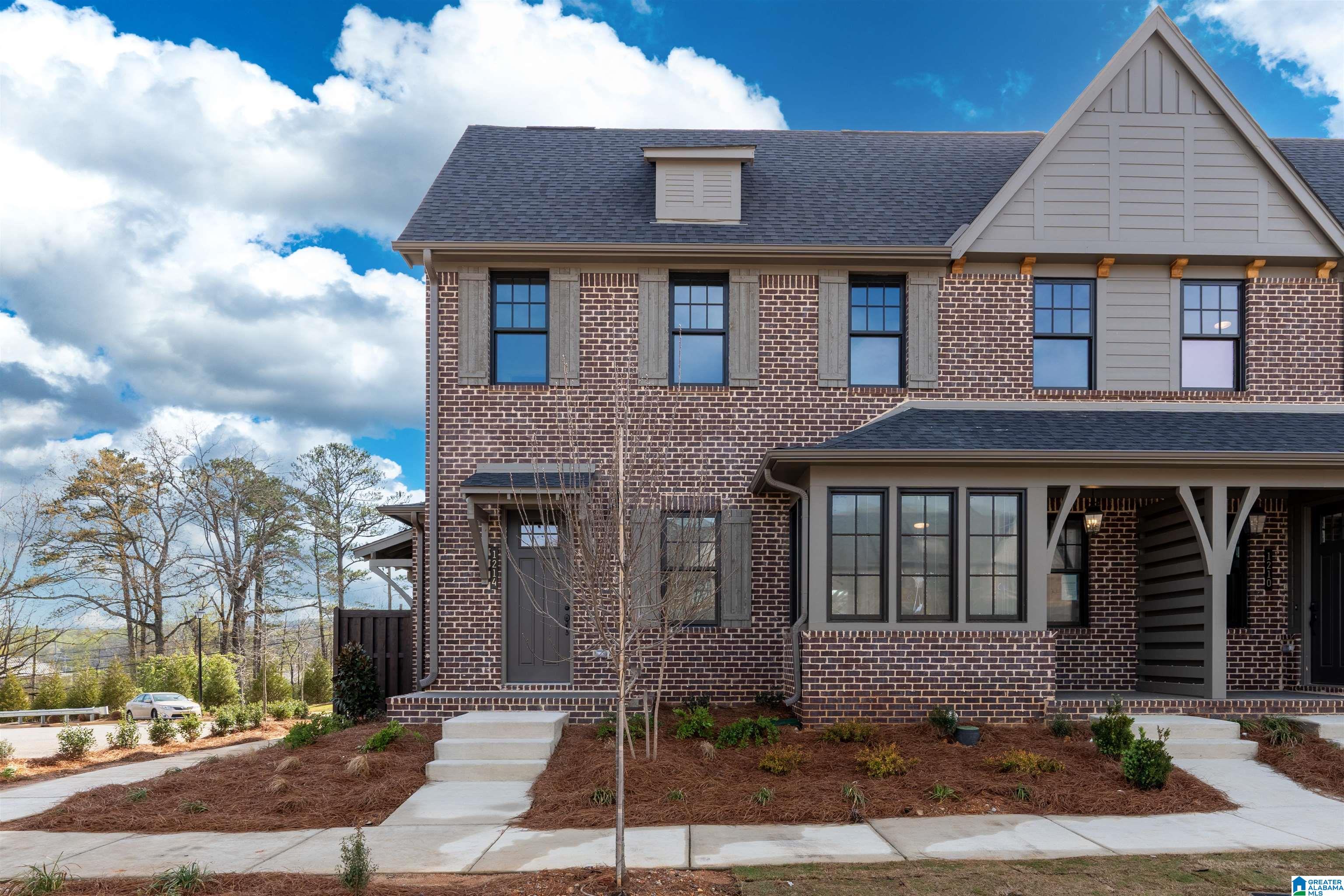1214 WINDSOR SQUARE
