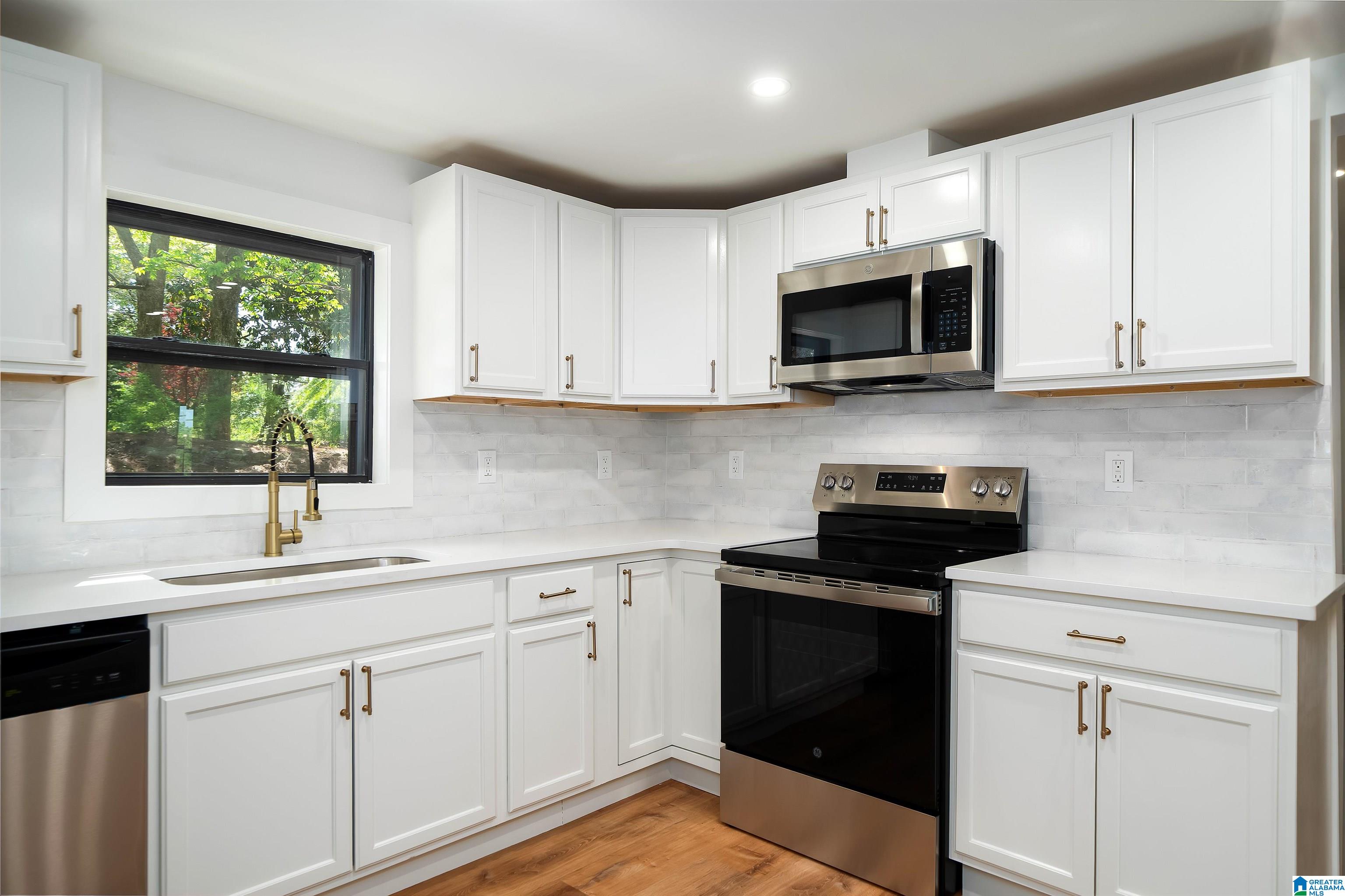 211 5TH AVENUE NE