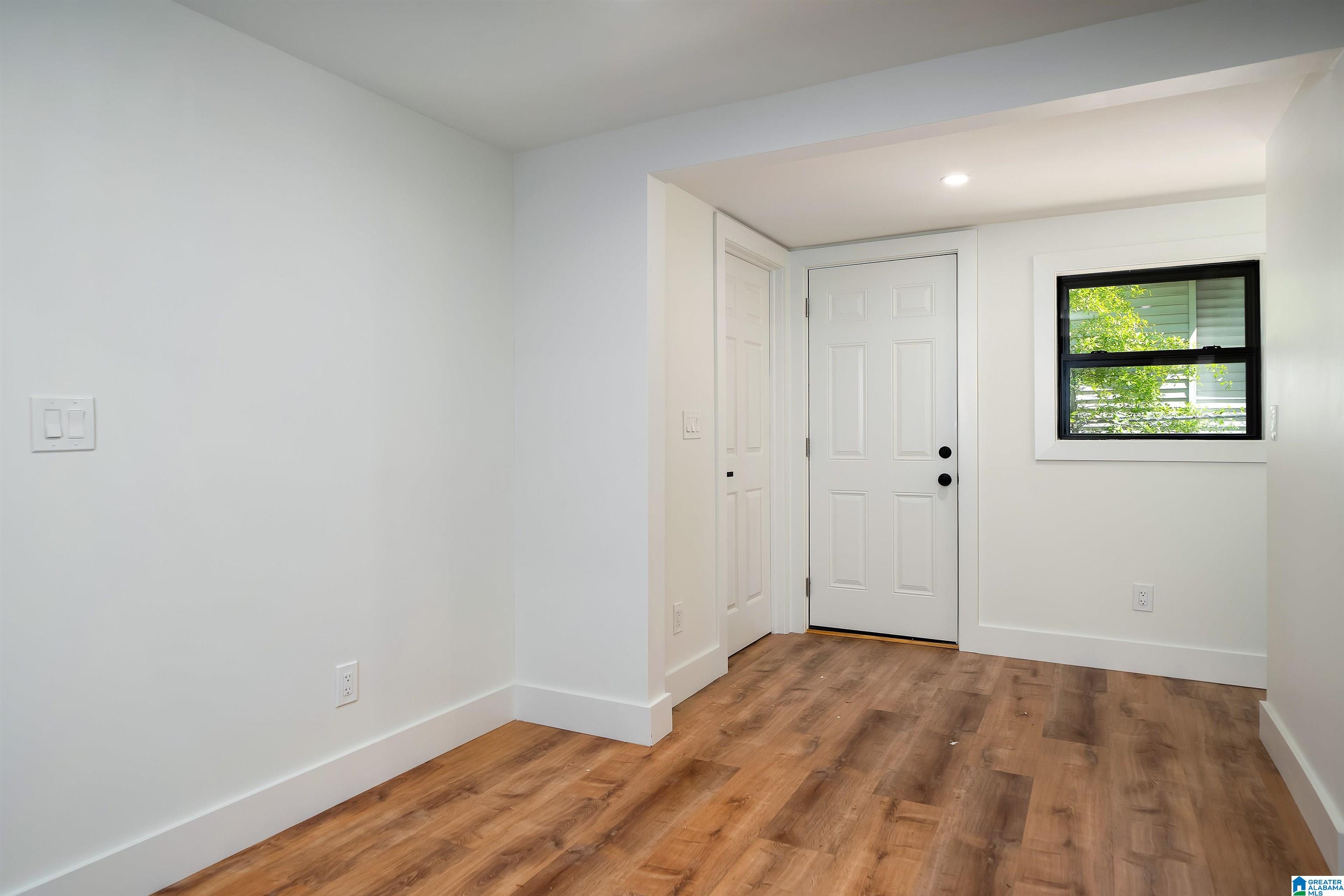 211 5TH AVENUE NE
