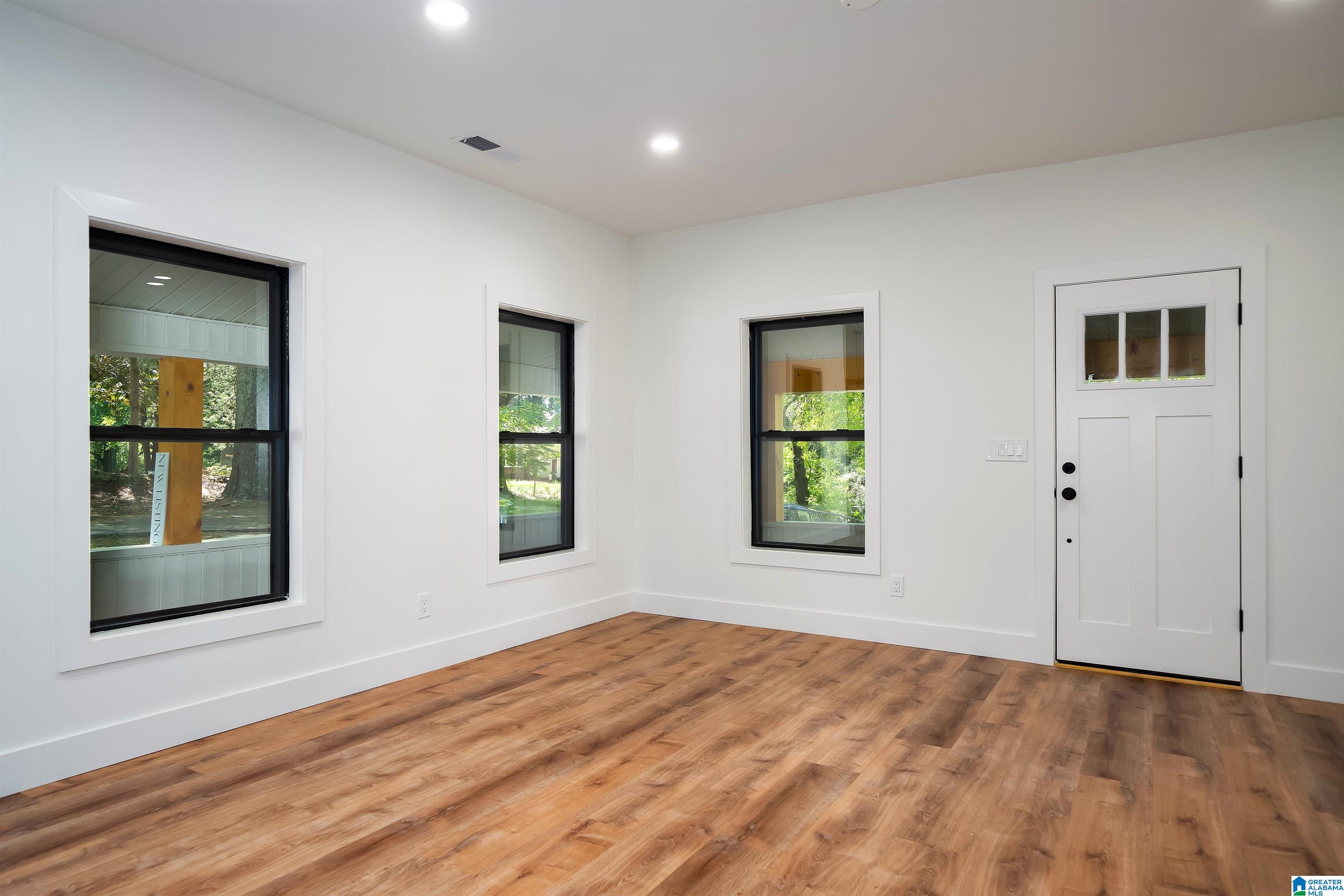 211 5TH AVENUE NE