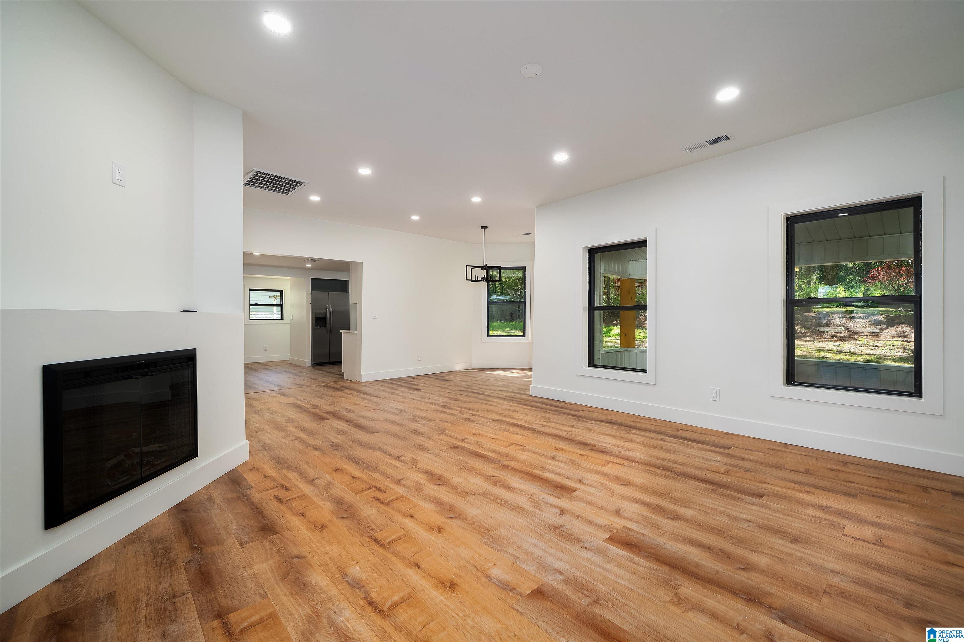 211 5TH AVENUE NE