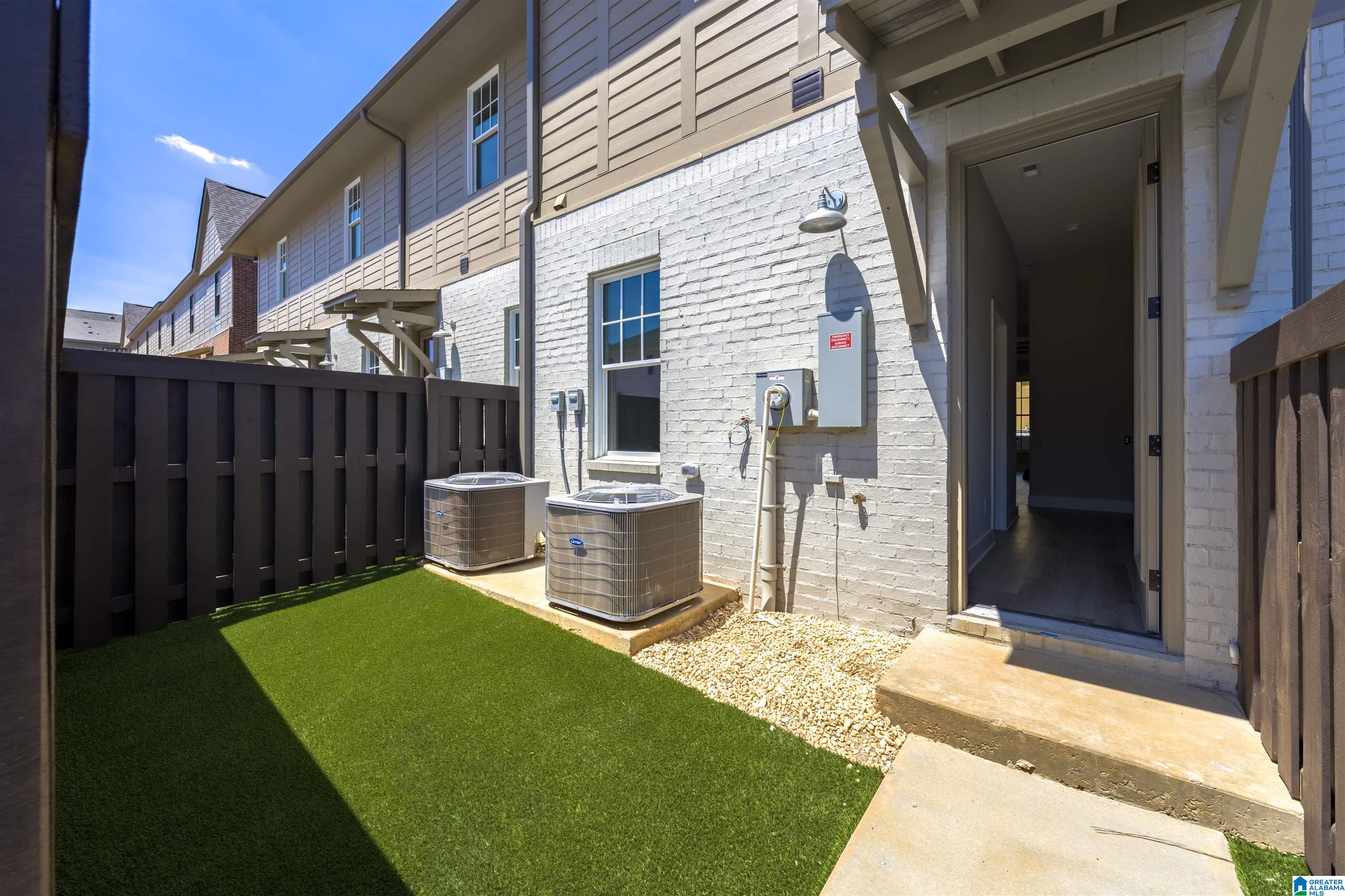 1105 WINDSOR SQUARE