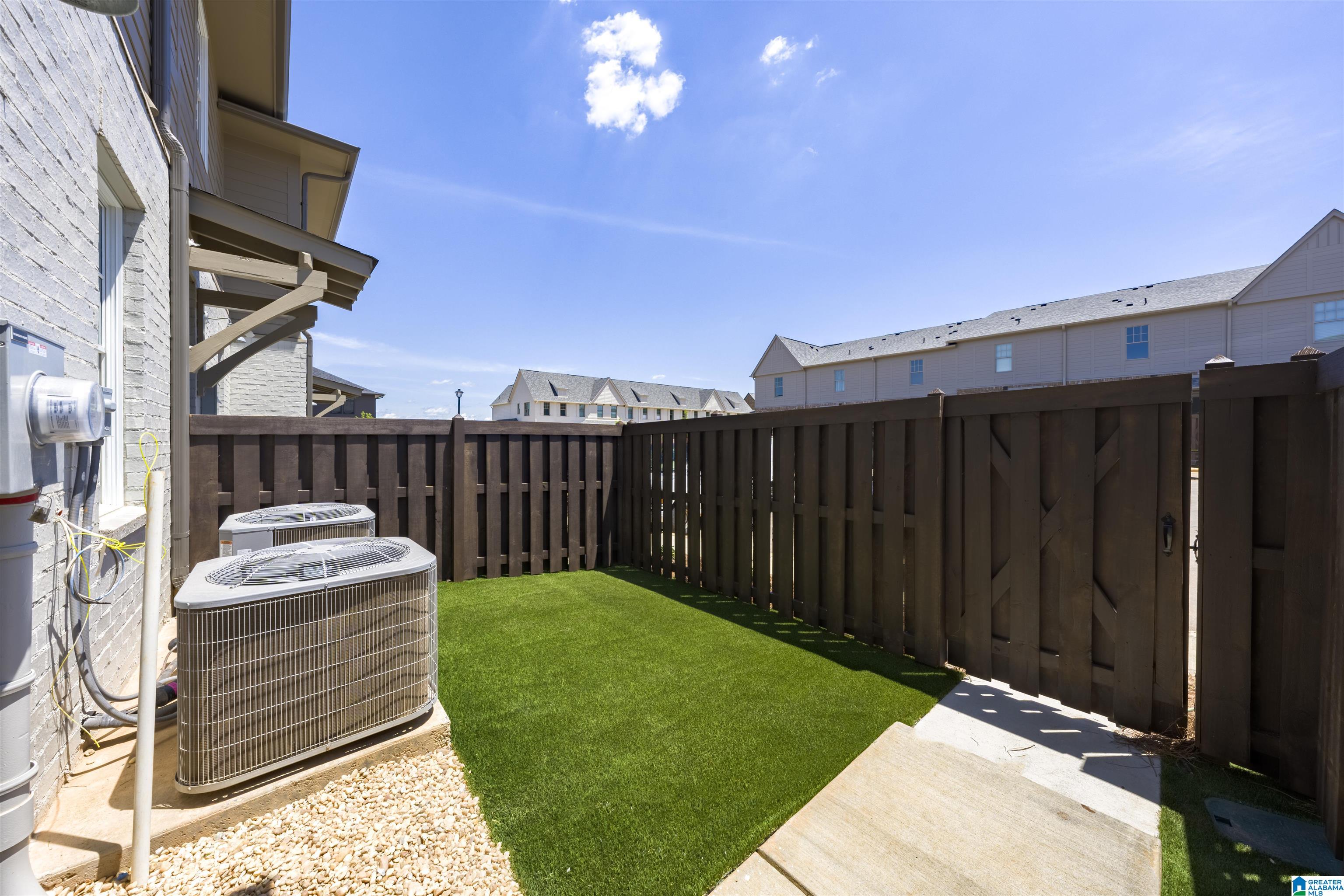 1109 WINDSOR SQUARE