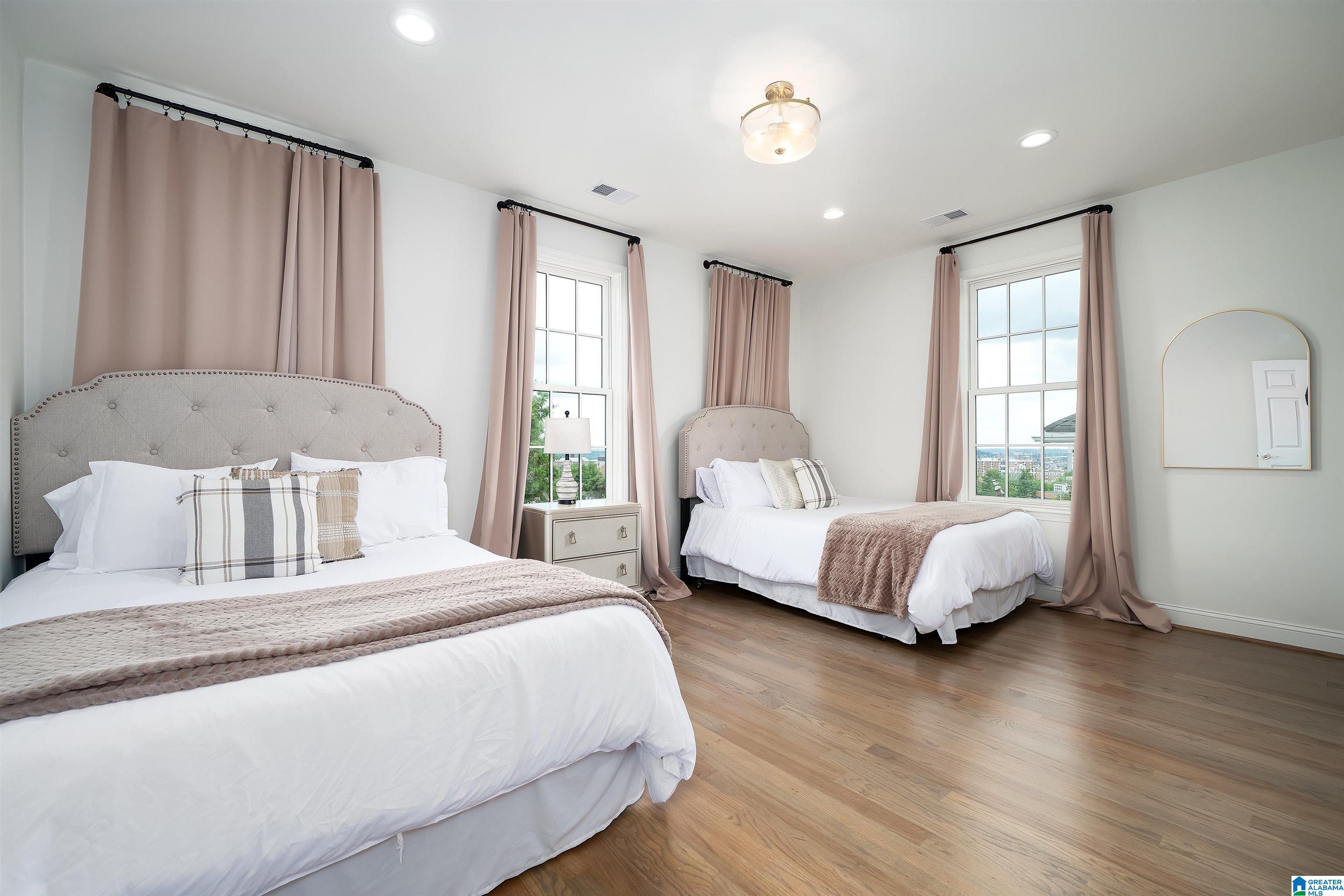 1624 RICHARD ARRINGTON BOULEVARD Unit: 5 UNITS IN TOTAL