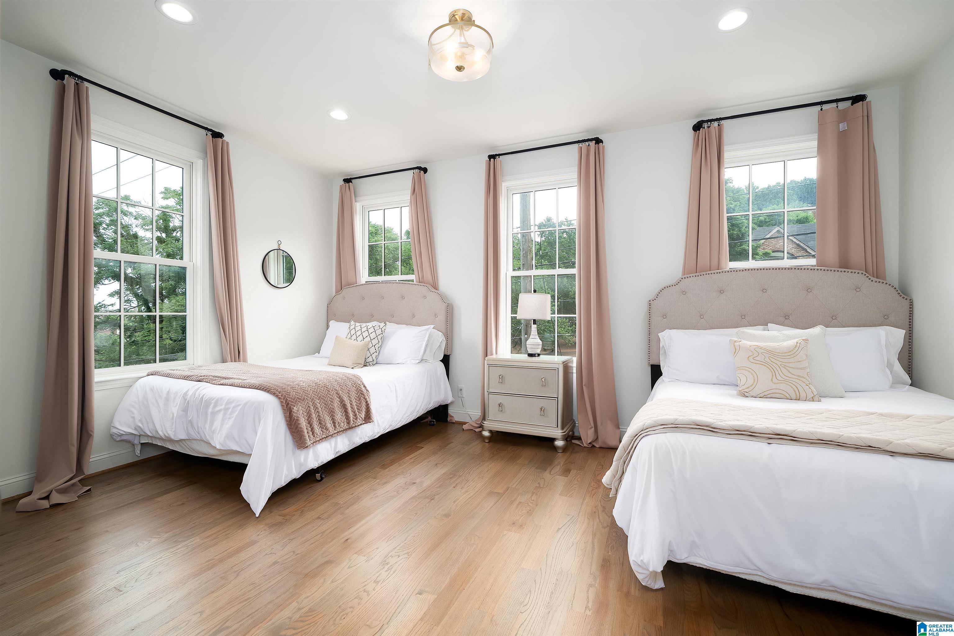 1624 RICHARD ARRINGTON BOULEVARD Unit: 5 UNITS IN TOTAL