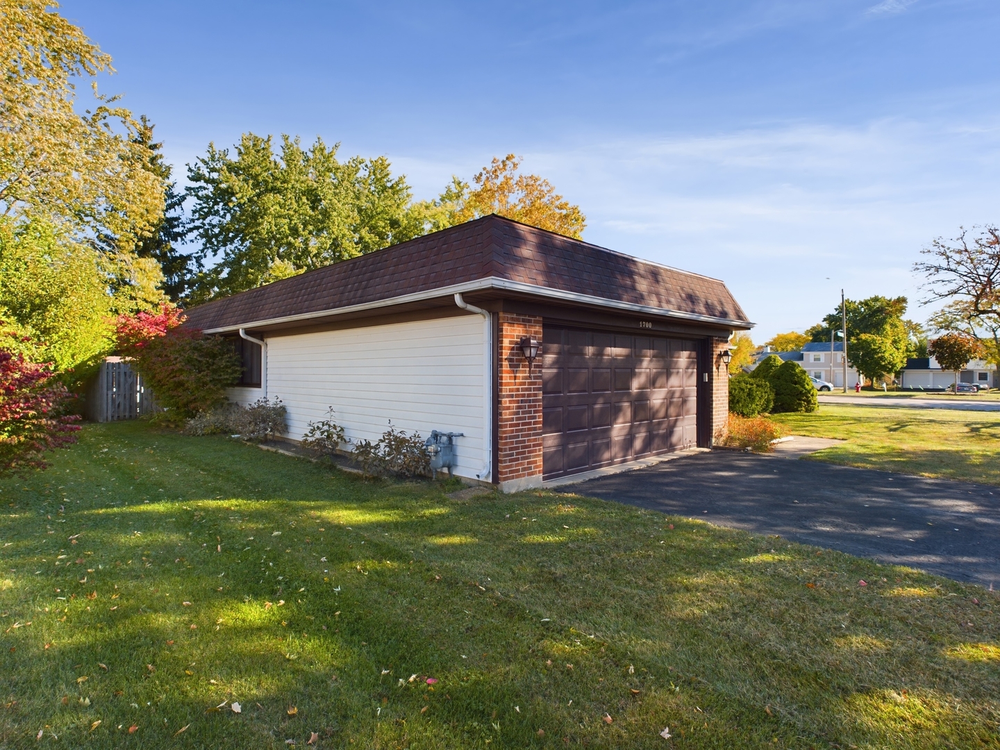 1700 Shorewood Drive W