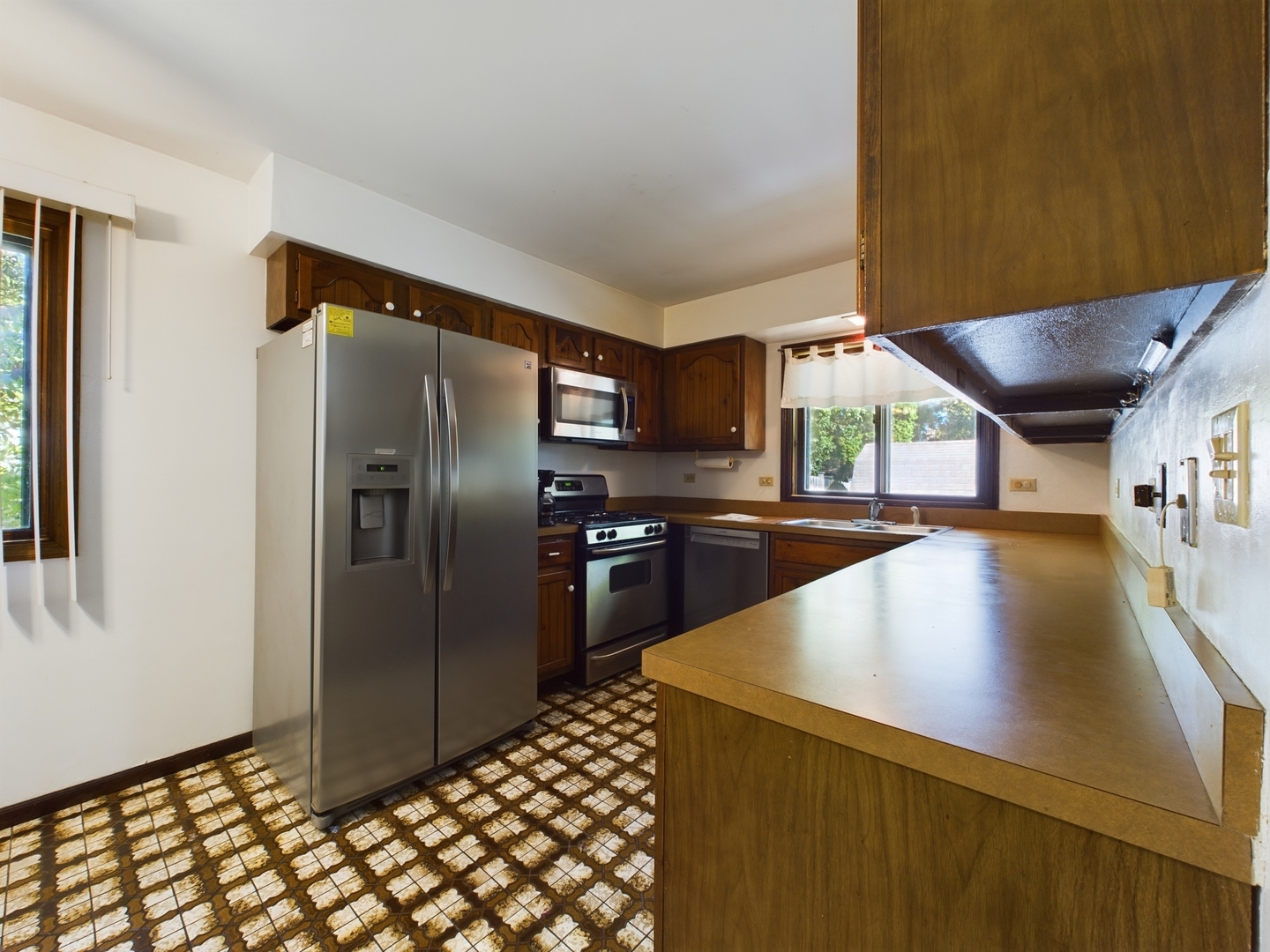1700 Shorewood Drive W