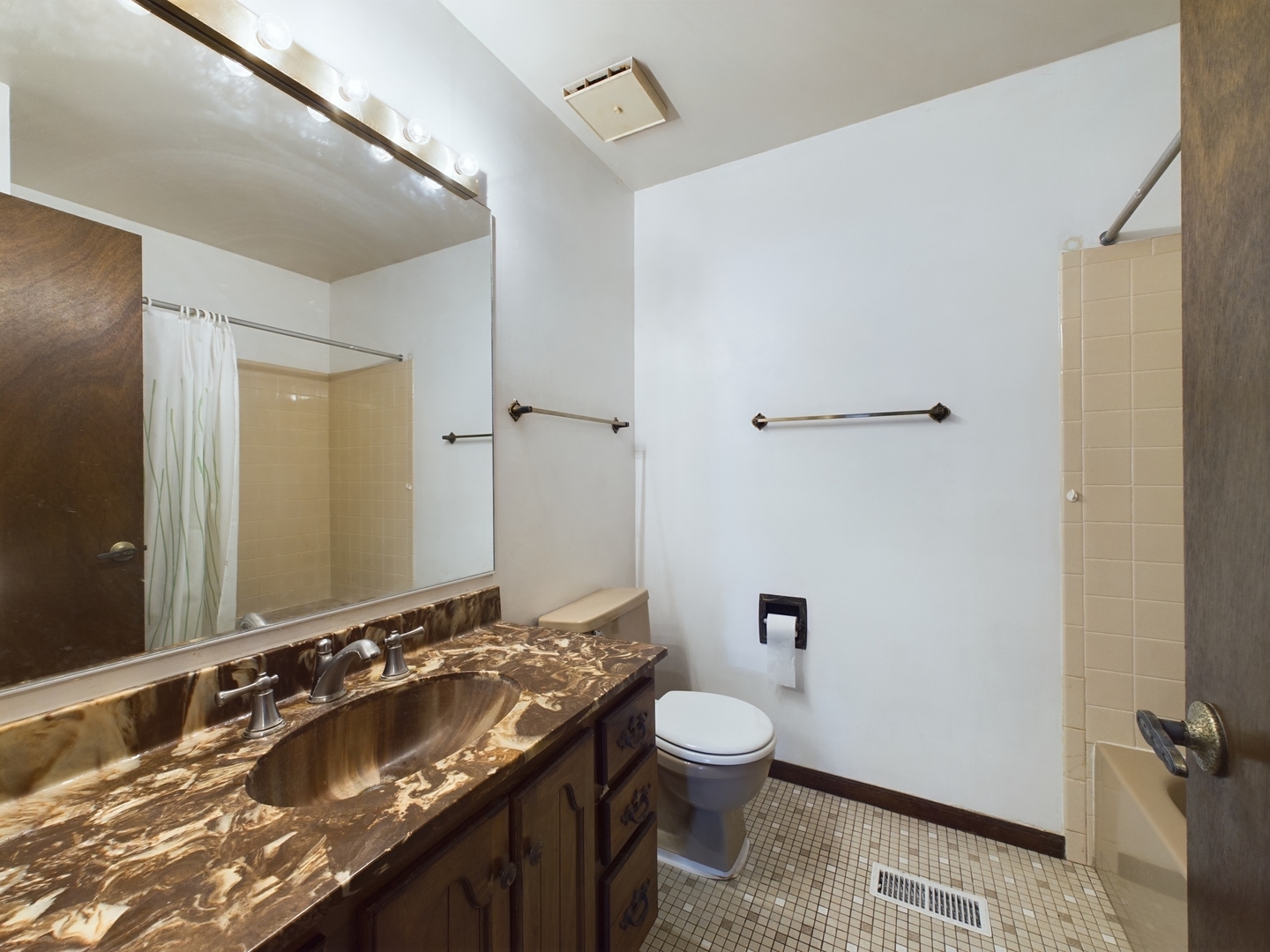 1700 Shorewood Drive W