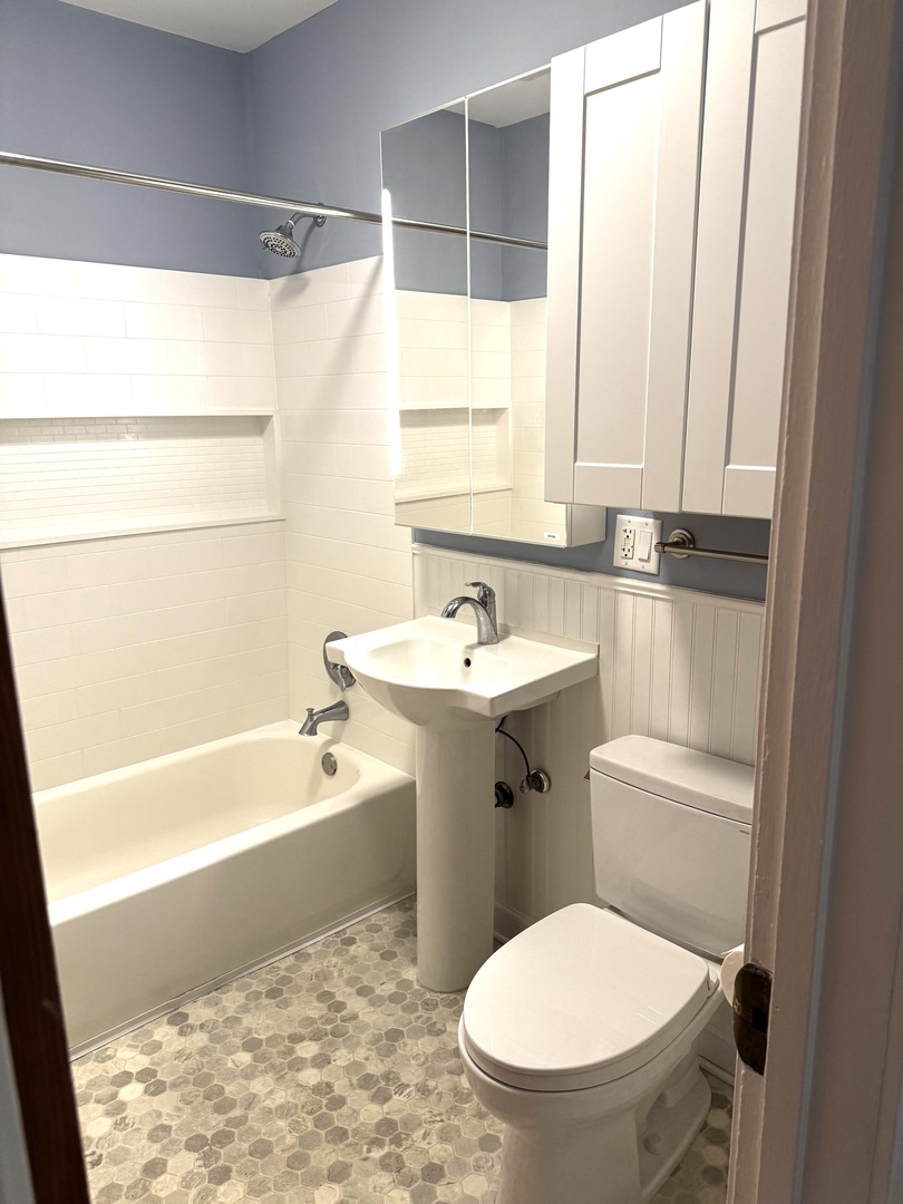 4318 N Albany Avenue Unit: 1