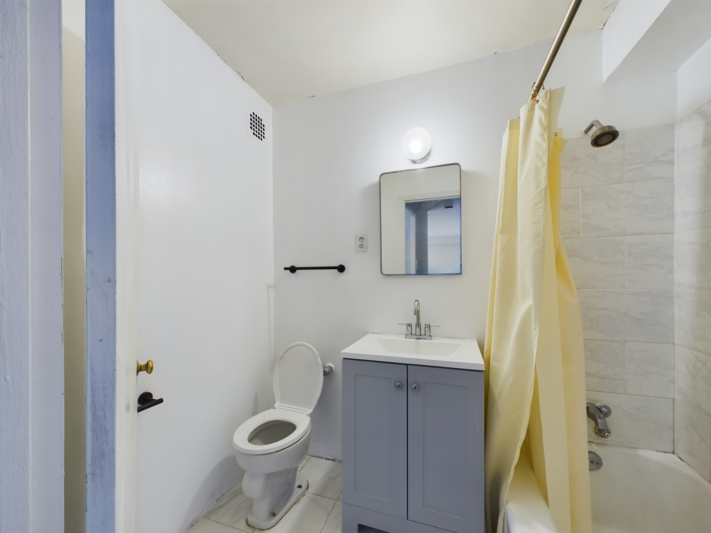 2909 N Sheridan Road Unit: 211