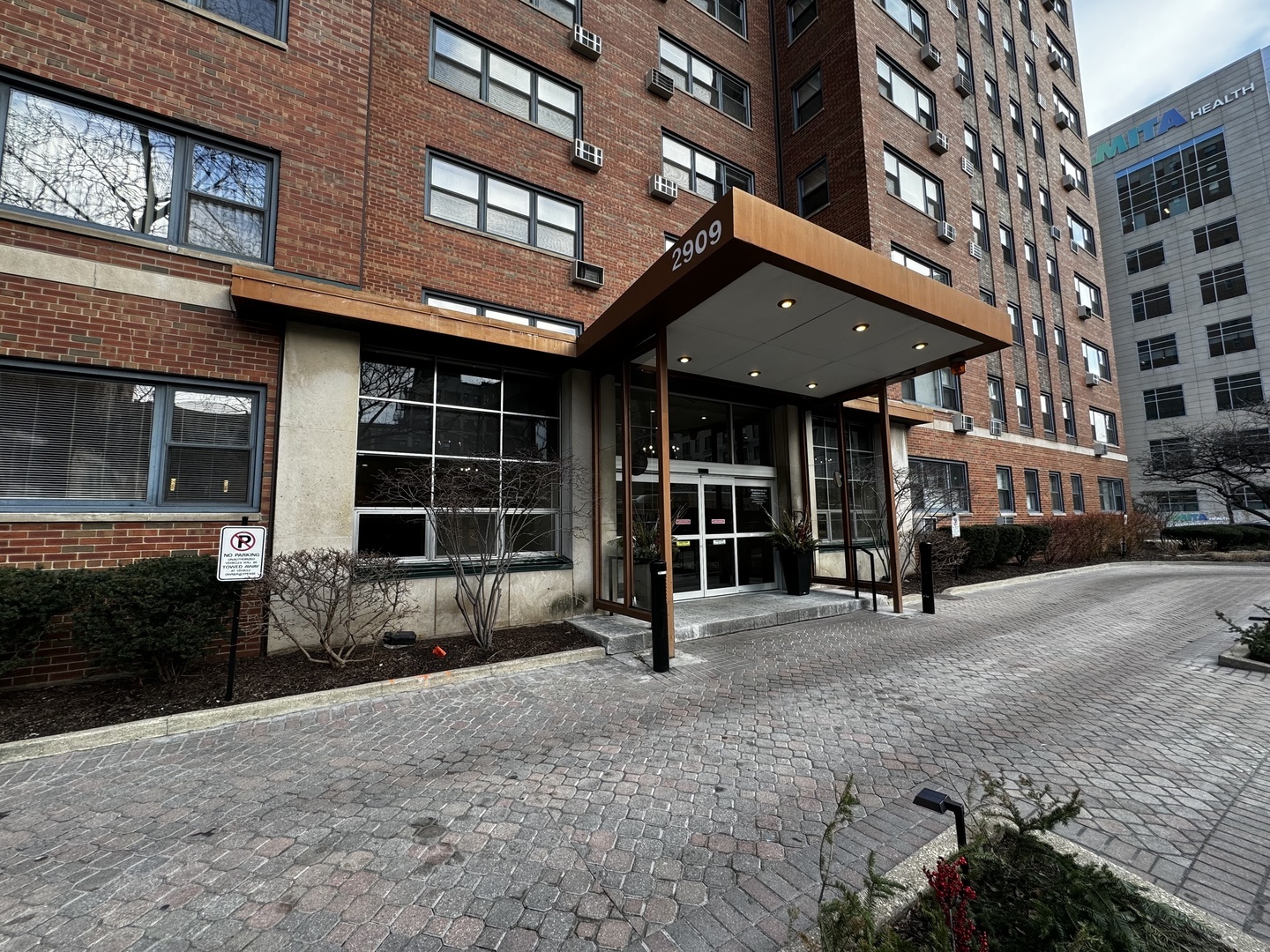 2909 N Sheridan Road Unit: 211