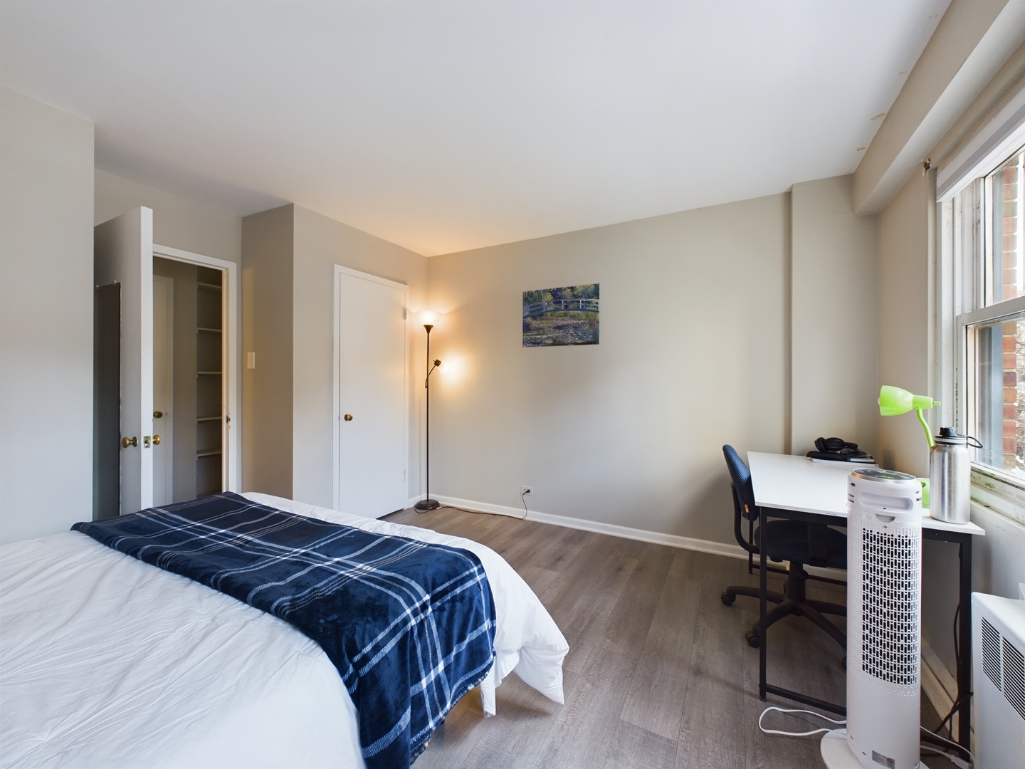 2909 N Sheridan Road Unit: 211