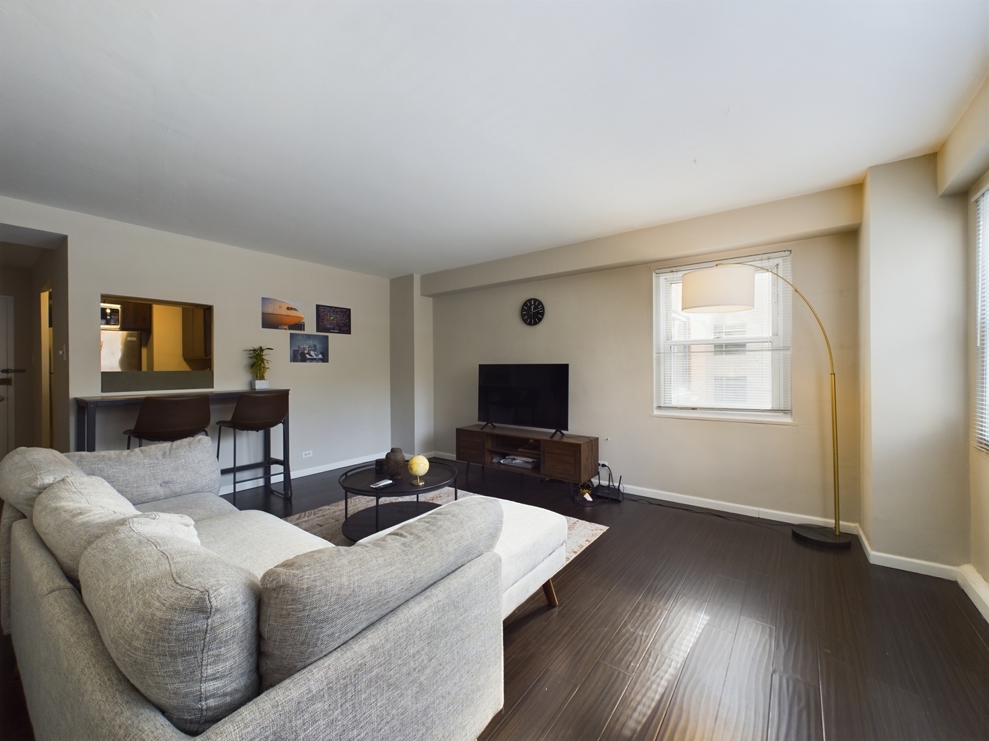2909 N Sheridan Road Unit: 211