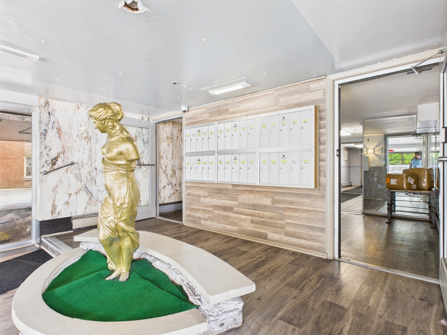 7540 N RIDGE Avenue Unit: 2B