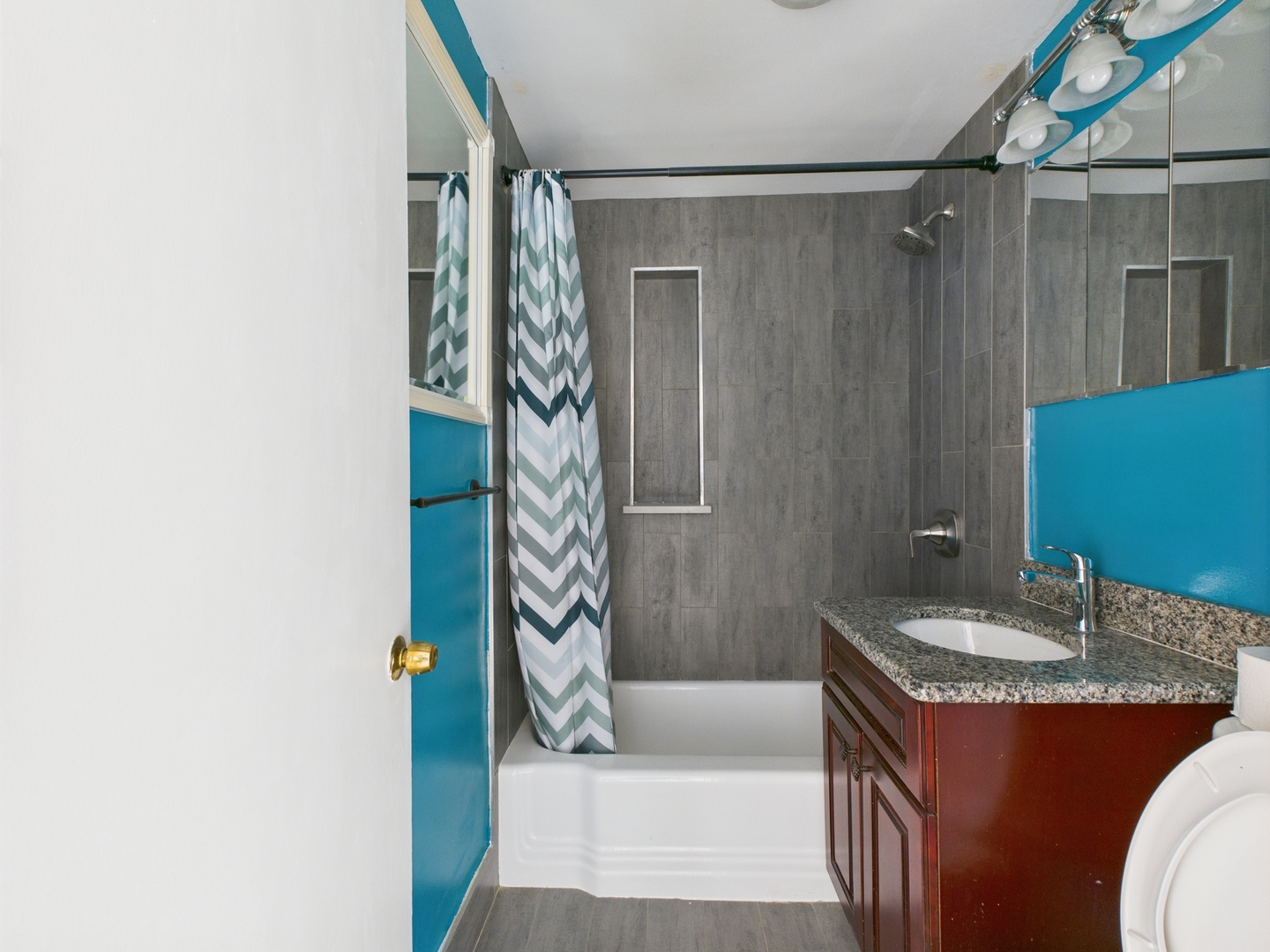 7540 N RIDGE Avenue Unit: 2B