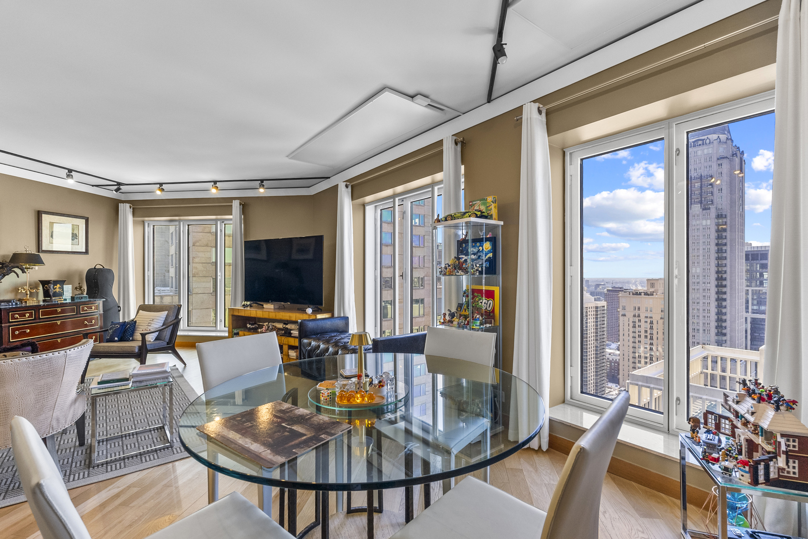 950 N Michigan Avenue Unit: 37F