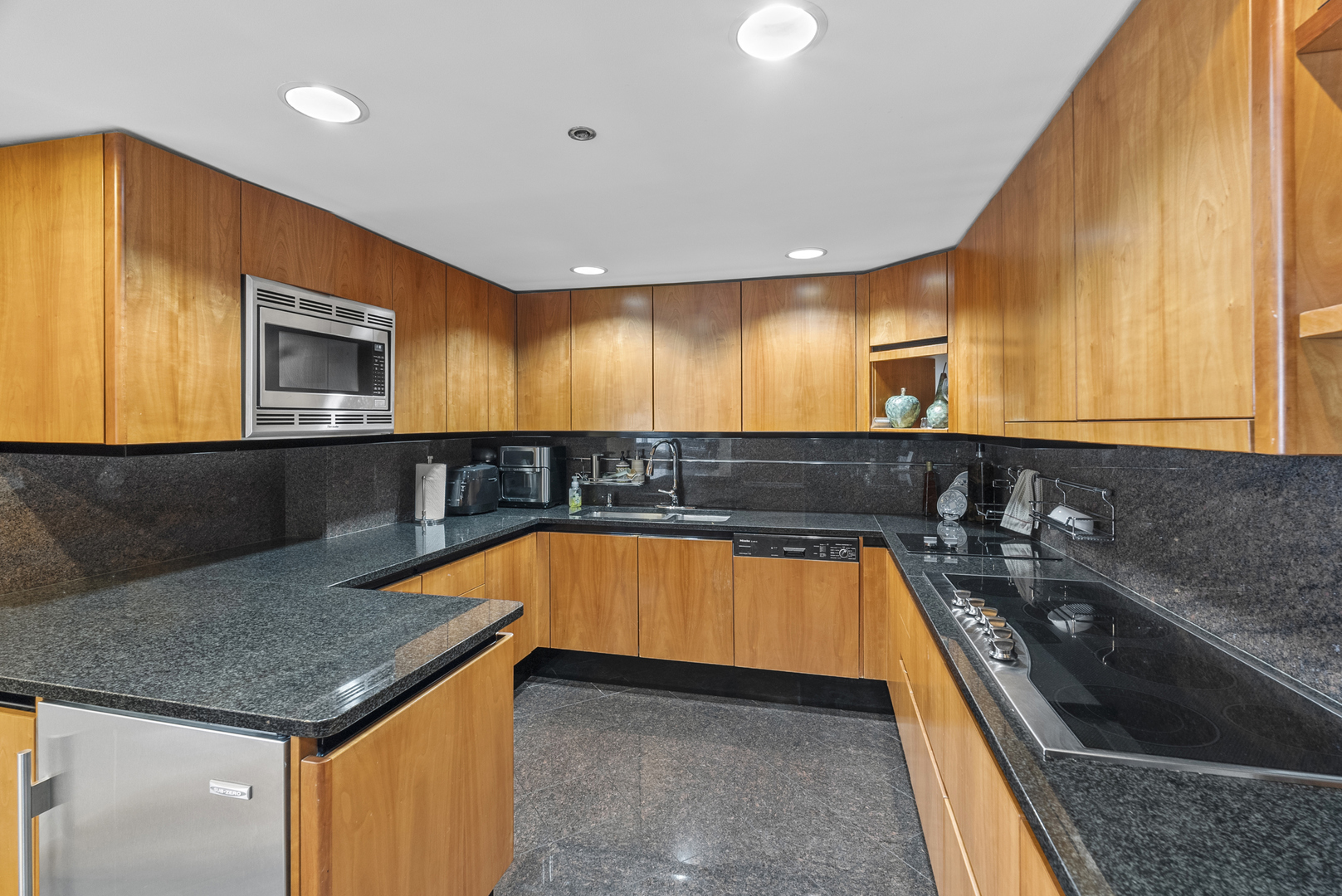 950 N Michigan Avenue Unit: 37F