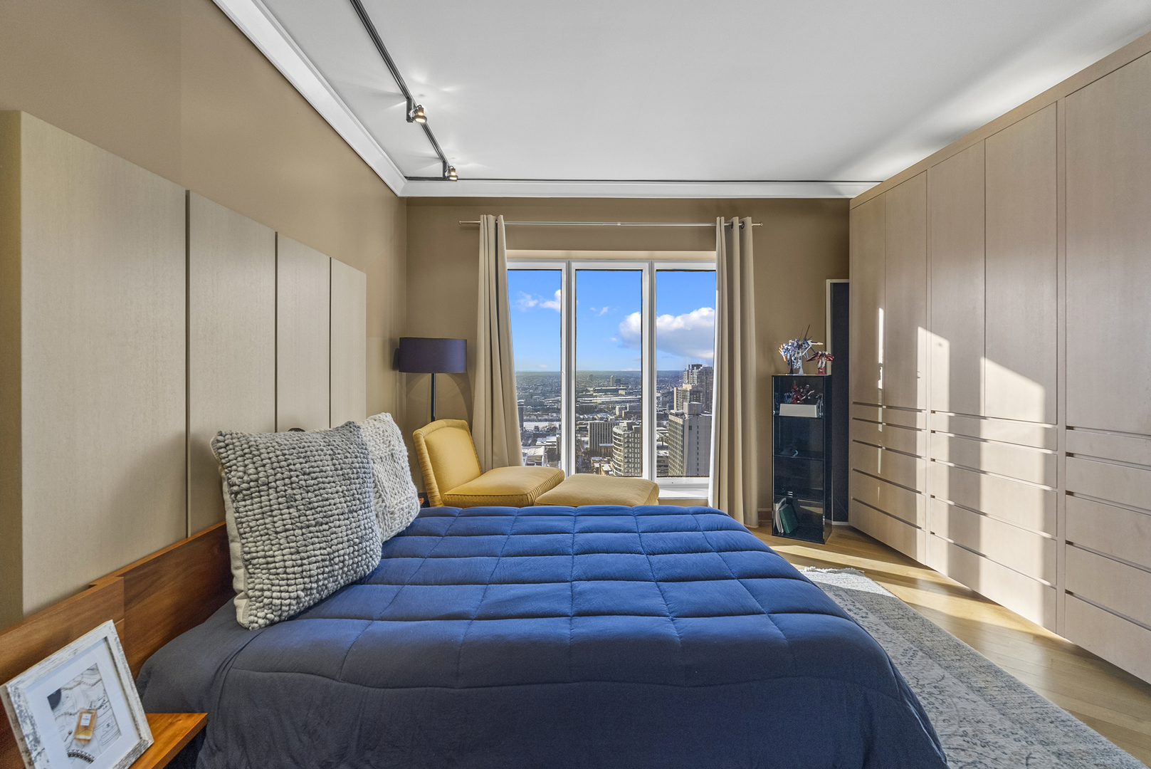 950 N Michigan Avenue Unit: 37F