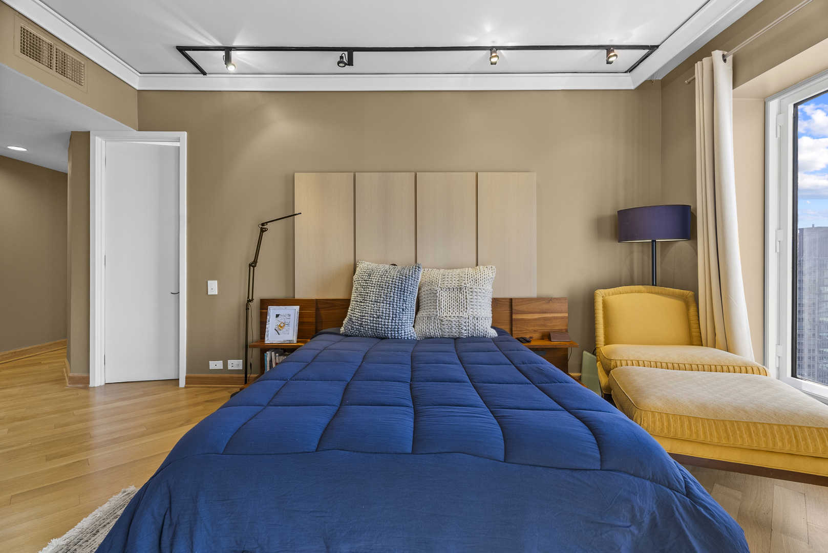 950 N Michigan Avenue Unit: 37F