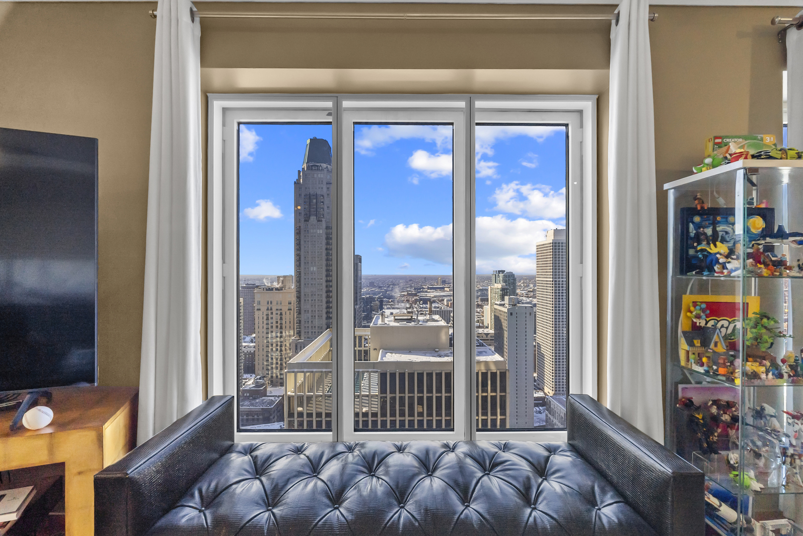 950 N Michigan Avenue Unit: 37F