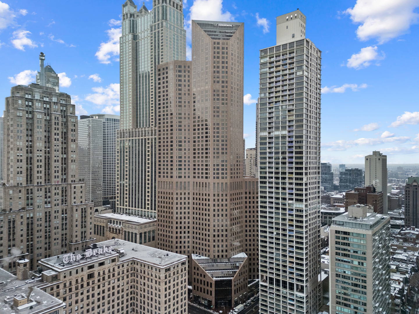 950 N Michigan Avenue Unit: 37F