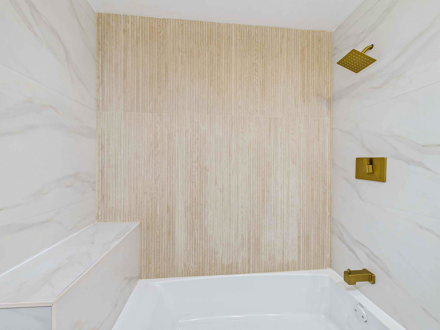 950 N Michigan Avenue Unit: 37F