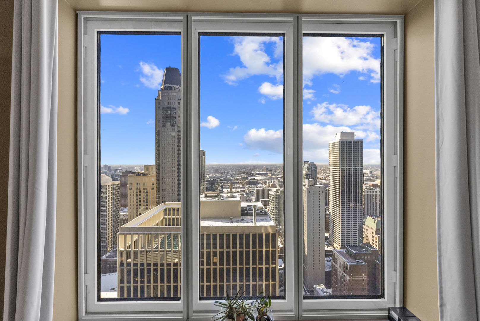 950 N Michigan Avenue Unit: 37F