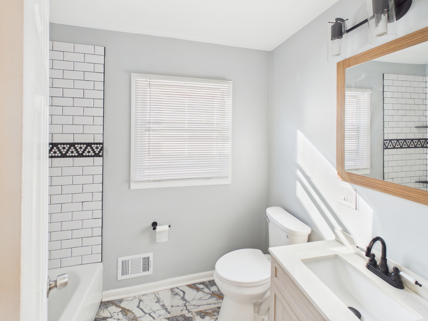 7230 S Champlain Avenue