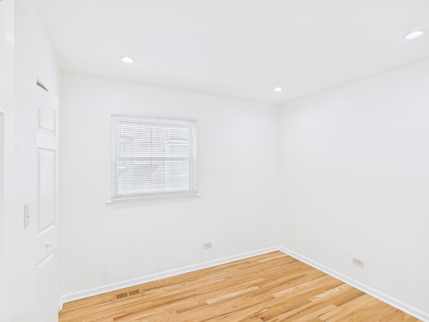 7230 S Champlain Avenue