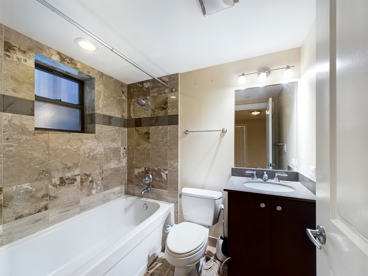 632 W Barry Avenue W Unit: GS