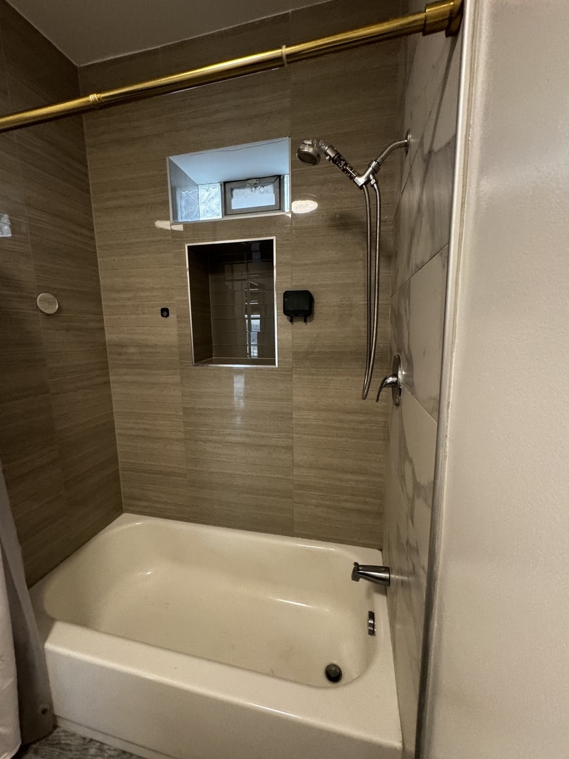 7031 N Sheridan Road Unit: 2E