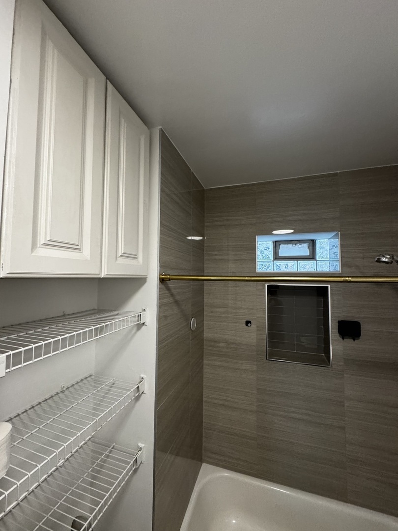 7031 N Sheridan Road Unit: 2E