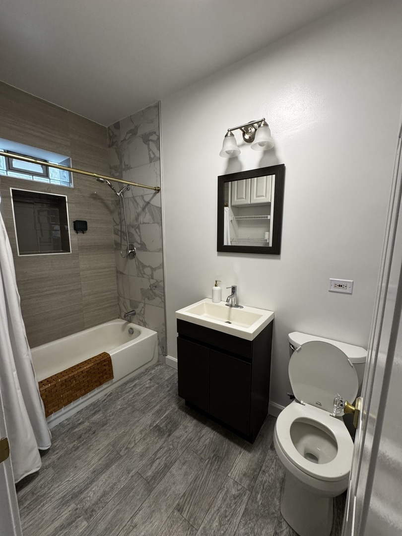 7031 N Sheridan Road Unit: 2E